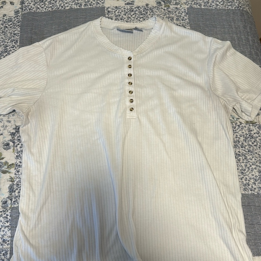Short sleeve white top.